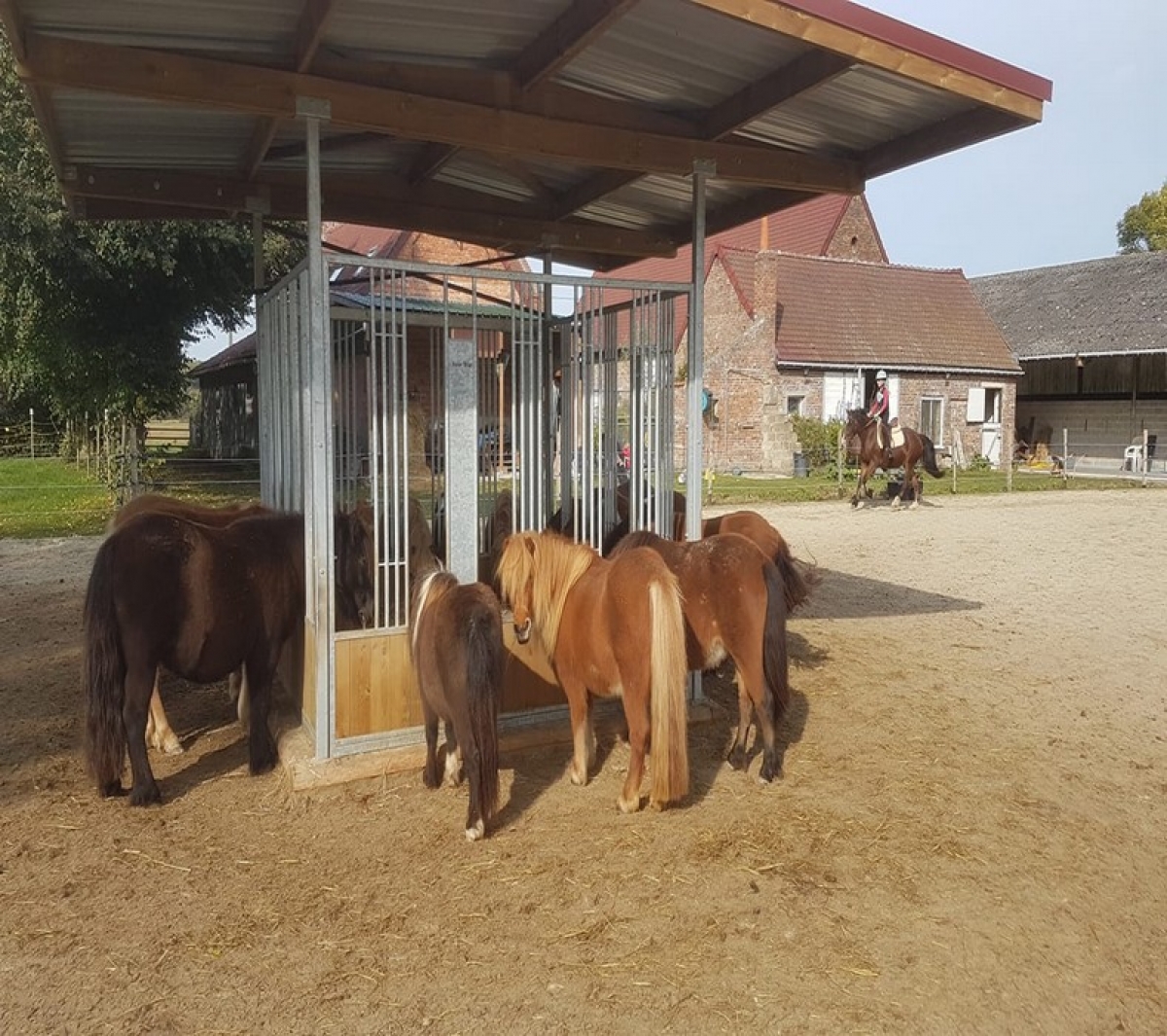 A CHEVAL LEYVAL