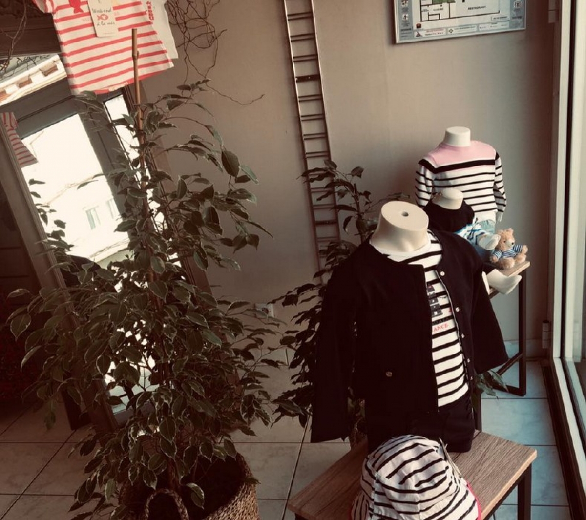 AU PARADIS DES MÔMES